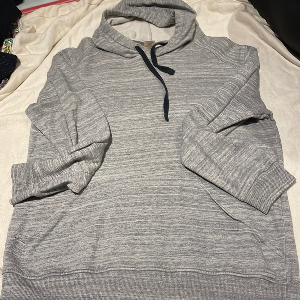 Denver Hayes Men’s heathered grey hoodie.